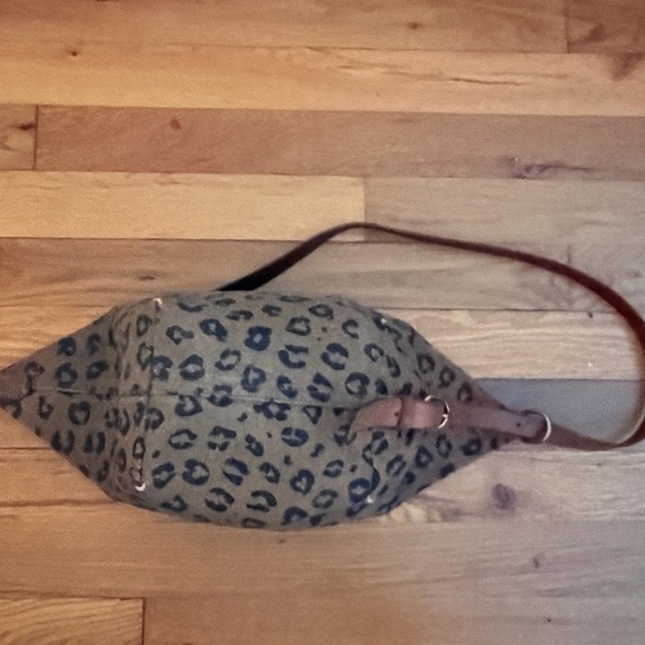 Madewell The Canvas Sling Bag in Leopard Love Dried Cedar - Picture 9 of 17